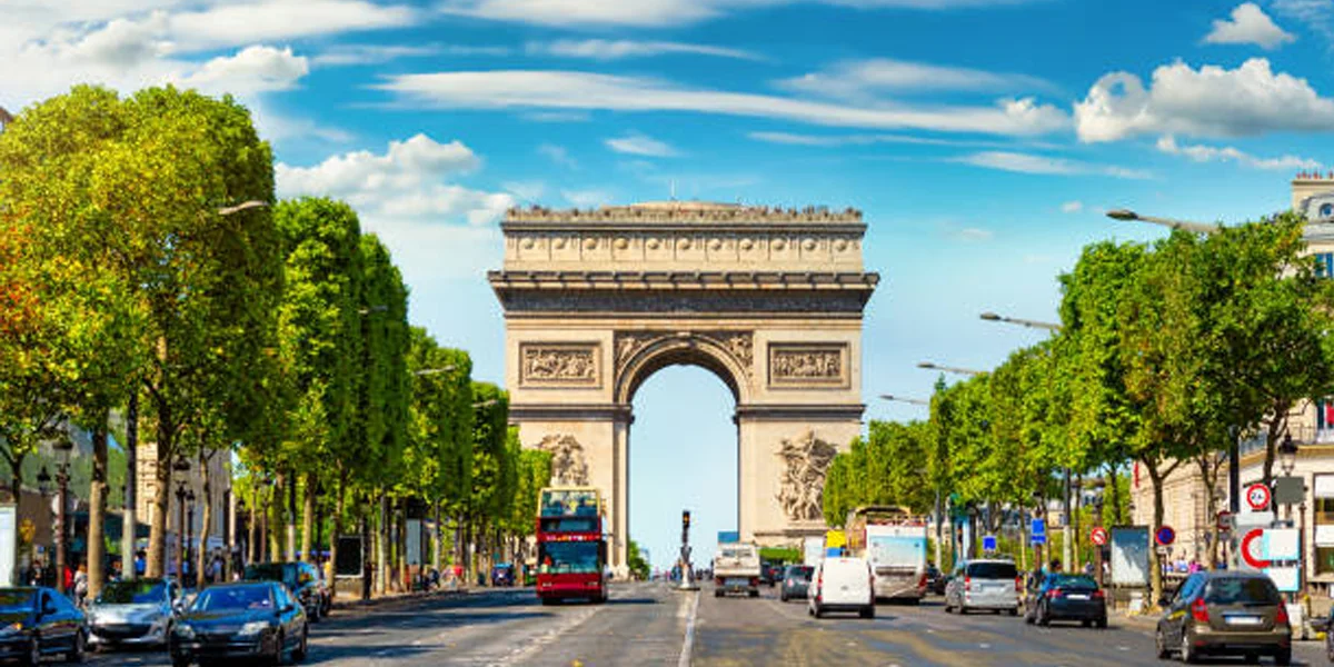 خیابان شانزلیزه پاریس در فرانسه